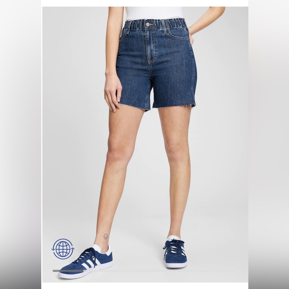 GAP 3.5" High Rise Cheeky Denim Shorts with
Washwell